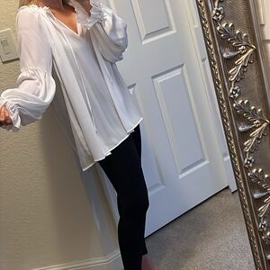 🕊️🤍H&M 🤍🕊️ multiple ways to wear this top of the shoulder round neck .